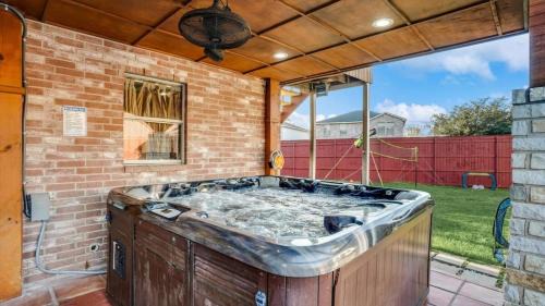 South Arlington House | Sophisticated 5BR 2,5BA Holiday Villa - Pool Sauna Hot Tub