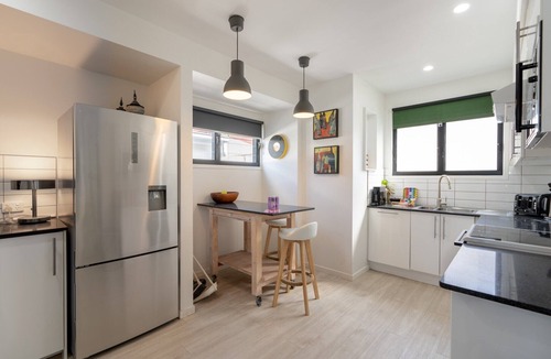 Fortitude Valley Apartment | Sophisticated 2-Bed Home With Alfresco Dining