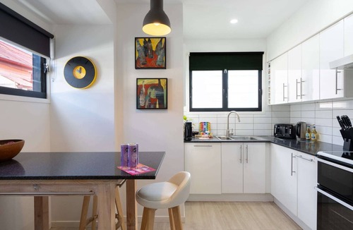 Fortitude Valley Apartment | Sophisticated 2-Bed Home With Alfresco Dining