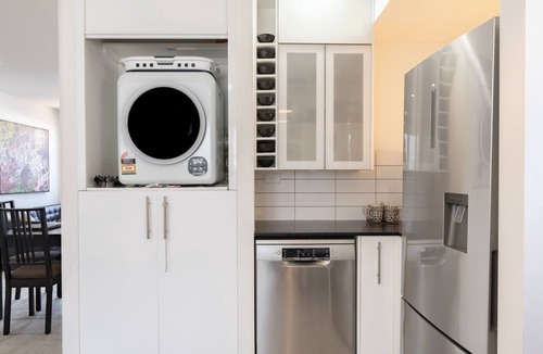 Fortitude Valley Apartment | Sophisticated 2-Bed Home With Alfresco Dining