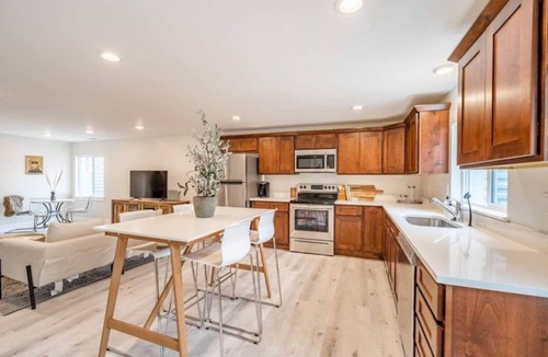 Pleasant Grove House | Sophisticated & Charming Guest Apartment