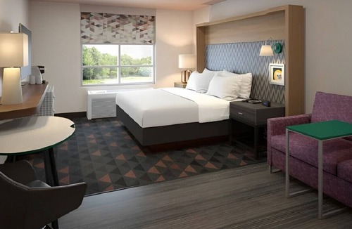 West Bloomington House | Sophisticated & Equipped Room for Staycation