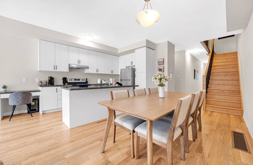 Burlington Villa | Sophisticated Modern Living