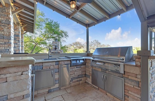 Spicewood House | Sophisticated, Serene Waterfront Paradise on Lake Travis
