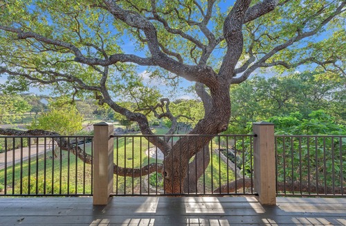 Spicewood House | Sophisticated, Serene Waterfront Paradise on Lake Travis