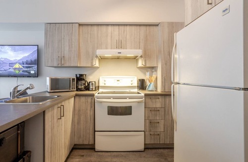 Griffintown Apartment | Sophisticated Stay in the Heart of Griffintown
