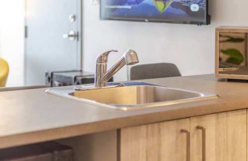 Griffintown Apartment | Sophisticated Stay in the Heart of Griffintown