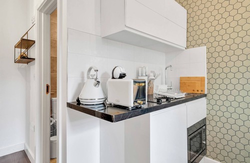 Barbican Apartment | Sophisticated Studio Space in Prime Spot!