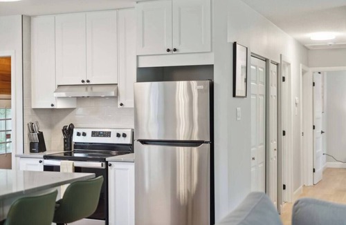 Ottawa Division House | Sophisticated & Warm 4BD | Near Intl Airport