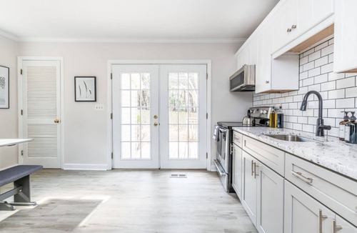Southern Pines Cottage | SoPi Cottage - Walk to Town - King Bed