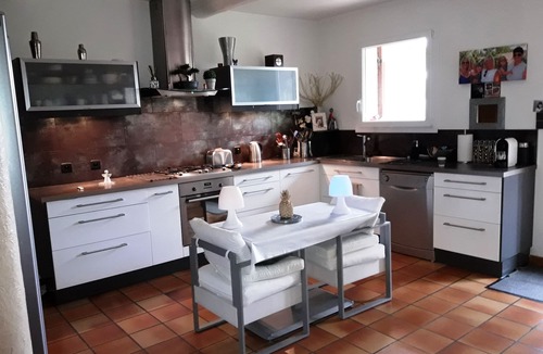 Sorgues Villa | Sorgues, 9 km from Avignon, air-conditioned villa with private pool, (Wifi internet)