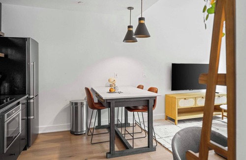 Old City Apartment | Sosuite | 2Bed Apt w Den, Laundry, Desk