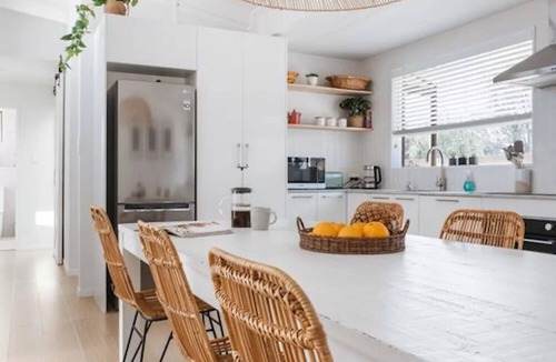 Papamoa Beach House | Soul Escape - Pet-Friendly 3-Bedroom Retreat with Sunlit Living, Private Deck, Fully Fenced Yard, Steps from White Sandy Beaches, Cafés & Amenities