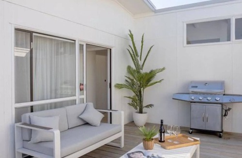 Papamoa Beach House | Soul Escape - Pet-Friendly 3-Bedroom Retreat with Sunlit Living, Private Deck, Fully Fenced Yard, Steps from White Sandy Beaches, Cafés & Amenities