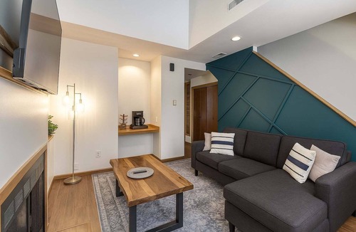 Soulard Apartment | Soulard River-View Loft - 2 King BR - Parking