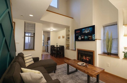 Soulard Apartment | Soulard River-View Loft - 2 King BR - Parking