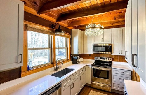 Beattyville Cabin | Soulshine- Wifi, Hot Tub, Firepit, Ping Pong Table