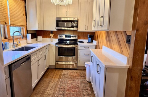 Beattyville Cabin | Soulshine- Wifi, Hot Tub, Firepit, Ping Pong Table