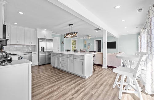 Newport House | Soundfront Retreat – Private Dock, Large Deck & Waterfront Views