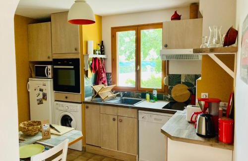 Lablachere House | SOUS UN OLIVIER Gîte Le Mûrier, au calme avec climatisation et piscine