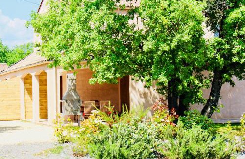 Lablachere House | SOUS UN OLIVIER Gîte Le Mûrier, au calme avec climatisation et piscine