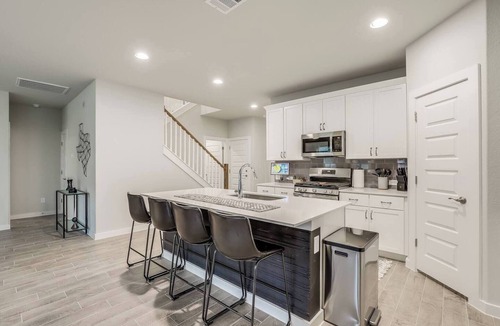 Travis County House | South Austin 5BR | EV Charger + Fenced Yard