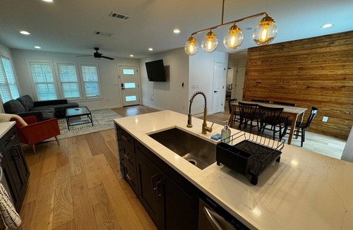 Austin House | South Austin Modern Home.Great for Long Term Stays