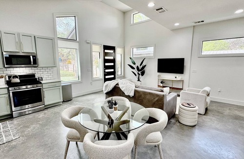 Greater South River City House | South Austin Modern - Travis Heights & SoCo