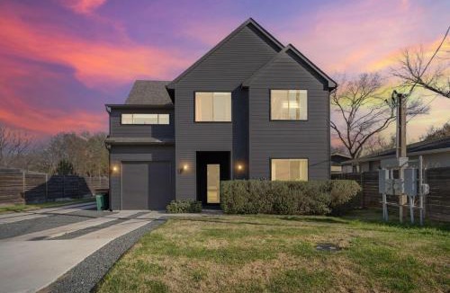 Austin House | South Austin Pool & Sauna 4BR w Firepit & Playroom