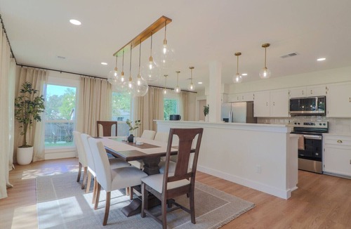 Manchaca House | South Austin Retreat | 4BR Sleeps 12 | Half-Acre Yard + Deck