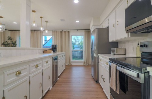 Manchaca House | South Austin Retreat | 4BR Sleeps 12 | Half-Acre Yard + Deck