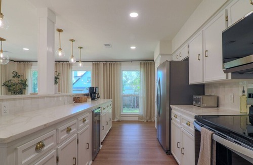 Manchaca House | South Austin Retreat | 4BR Sleeps 12 | Half-Acre Yard + Deck