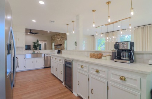 Manchaca House | South Austin Retreat | 4BR Sleeps 12 | Half-Acre Yard + Deck