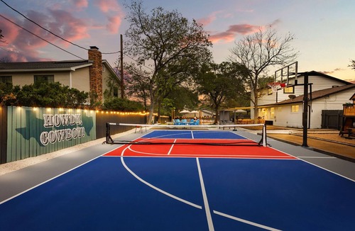 Austin House | South Austin Retreat w/Pickleball, Pool, GameRoom, MiniGolf, Poker - Sleeps 18!