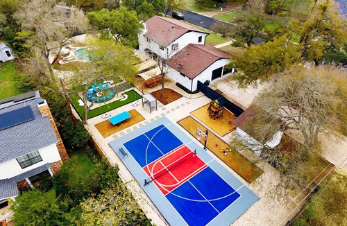 Austin House | South Austin Retreat w/Pickleball, Pool, GameRoom, MiniGolf, Poker - Sleeps 18!