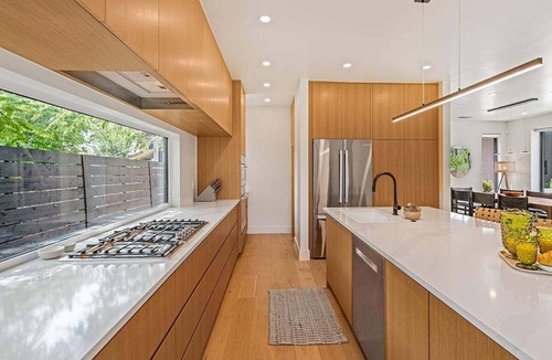South Manchaca House | 🏡South Austin Stay with Deck + 2 Workspaces | Breweries | ATX Oasis☀️