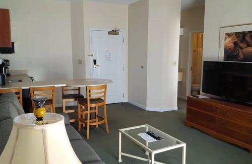Mishawaka Villa | South Bend | Irish Game Stay | Pool + Hot Tub