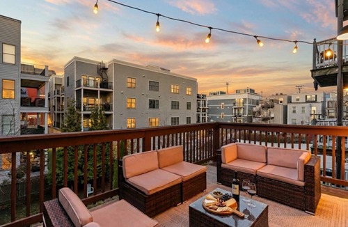 South Boston House | South Boston Dream 5BD/2Bath w/Sky Deck Near Airport