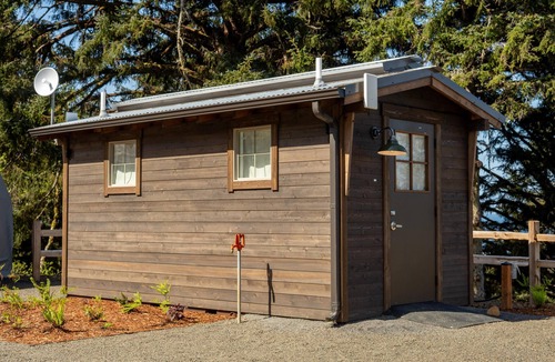 Tierra Del Mar Cabin | South Cape Dome - Accessible - Sleeps 4 - w/SHARED Luxury Bathhouse Access