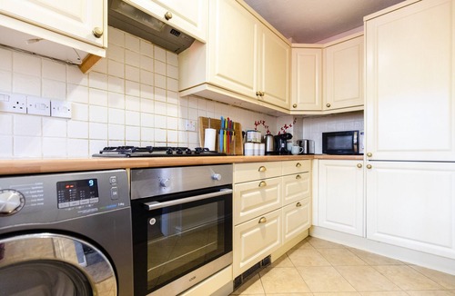 Chichester House | South Downs retreat house with parking