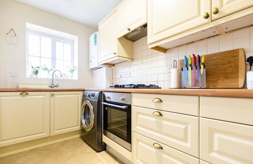 Chichester House | South Downs retreat house with parking