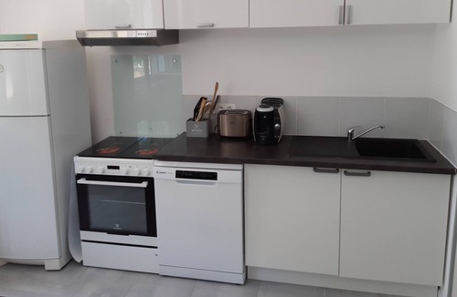 Villelaure Apartment | South-facing 2-bedroom apartment near the center of the village