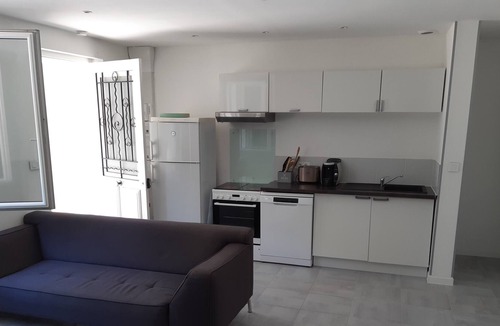 Villelaure Apartment | South-facing 2-bedroom apartment near the center of the village