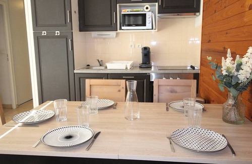 Saint-Mamet Apartment | South-facing 2BR with balcony, pool, parking, pets ok and wifi
