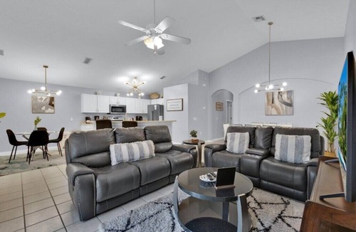 Highgate Park House | South Facing 4 BR Pool Home Near Disney
