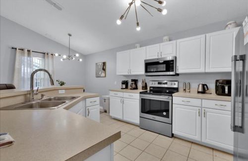 Highgate Park House | South Facing 4 Br Spacious Pool Home