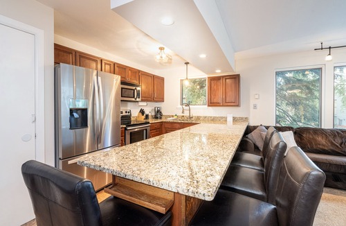 Telluride Condo | South facing condo close to ski access, groceries, shops and restaurants