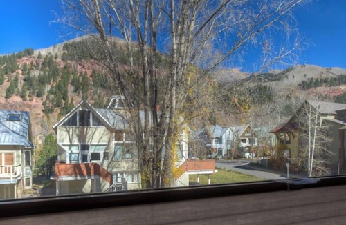 Telluride Condo | South facing condo close to ski access, groceries, shops and restaurants