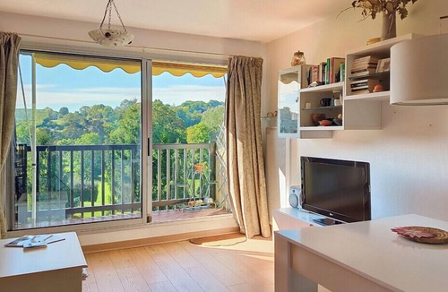 Clair Valon Apartment | South-facing golf view apartment with balcony