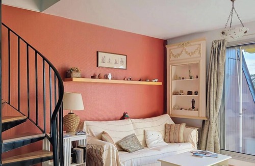 Clair Valon Apartment | South-facing golf view apartment with balcony